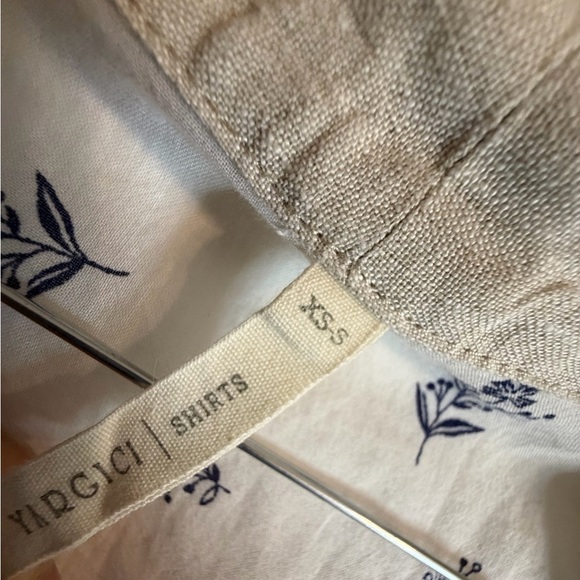 Chic Floral V-Neck Blouse - Off-White and Blue Size XS-S 🩵 - Picture 2 of 3